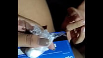 Enfiando o dedo na amiga