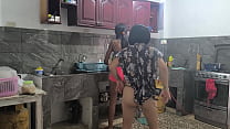 Nonton Amas De Casa Se Ponen Cachondas Mientras Realizan El Almuerzo Para Sus Jefes. Ella Se Tocan Sensual thumbnail