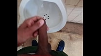 ESTAVA SOZINHO NO  BANHEIRO PUBLICO ENTÃO BATEU AQUELA VO TADE DE BATER UMA BEM GOSTOSA.