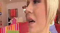 pendeja chava le mama y se toma todita la leche