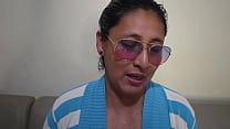 Encuentro a mi nueva MADRASTRA MILF masturbando y la ayudo