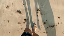 Perdi minha virgindade na praia com meu meio irmão em público.