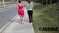 Mama Studio em: Duas MILFS Safadas Fazendo Sexo No Meio do mato - Grátis