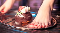 Esmagando um bolo delicioso com meu pés - Messy Foot Worship