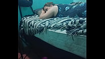 Desnudándola poco a poco con un masaje  Desnudándola poco a poco con un masaje