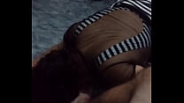 escravinha algemada lambendo o pé de seu dono