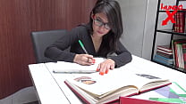 Compañeros de la universidad follan en la biblioteca
