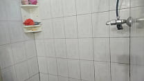 En la ducha bañandome solo