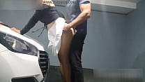 Corno ficou em casa e sua esposa puta dando pro dotado a caminho do motel (completo no red)
