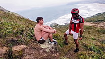 TURISTA XIOU NA PICA DO CICLISTA NA PRAIA EM FLORIANÓPOLIS