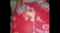 Novinha descascando a rola com a buceta