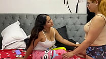 le doy duro por su coño y nos terminamos corriendo juntas