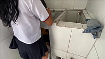 POBRE CHICA DESALINIADA QUEDA BAJO EL CUIDADO DE SU PADRASTRO Y RECIBE UNA TANDA DE VERGA SIN COMPASION.