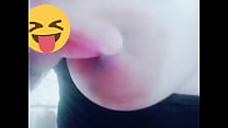 enseñando si chichi se toca su rico pezon