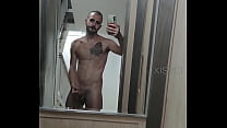 Me paseo desnudo por el edificio y finalmente me hago la paja en el ascensor