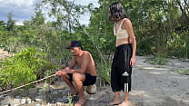 SEXO AMATEUR AL AIRE LIBRE. Linda chica latina convence a joven latino a que le enseñe a follar duro al aire libre.