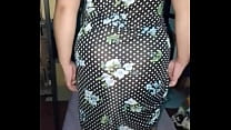 Se levanta su vestidito para que veamos su  cola sexy