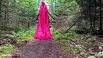 Linda del Sol traviesa Caperucita Roja en el bosque