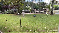 Guia turística leva viajante de férias pata conhecer o parque, mas eles encontraram um bom lugar - cum on ass and female orgasm