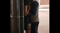 EMO MORDE O LABIO