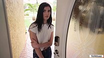 Sadie is stranded with her lowbat phone. She knocks on a house to ask for help. The house owner lets her in and then Sadies starts seducing him.