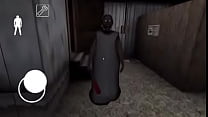Idosa com pau na mão