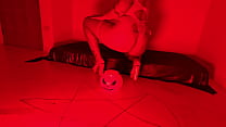A bruxinha cheia de tesão fez magia erotica para fuder seu bucetão