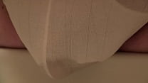 tisser i hvit underbukse over vasken på badet