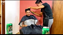 Pedimos servicio a domicilio de corte de cabello y finalizó en cogida bestial