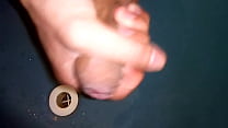 Chico caliente muestra su pene