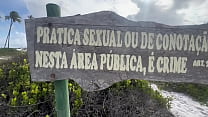 5 amigos passeando peladões na praia da areia branca em Salvador.