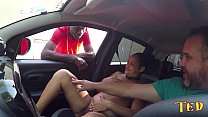 A safada tira toda roupa no meio da rua dentro do carro