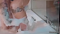 Comendo a gostosa tatuada na banheira do motel