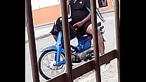 Dominicano se pajea en la calle