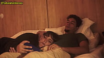 Viendo netflix con mi hermanastro me acoste en sus piernas y el saco su pene para ponerlo en mi boca