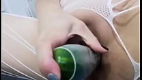 Isabella1858 degusta rico pepino en su coño
