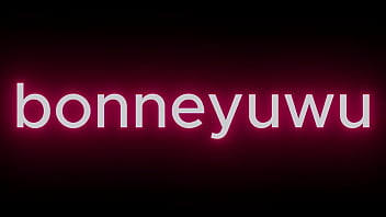 Bonneyuwu 14 09 argentina puta se masturbaa en la cama con un dildo transparente