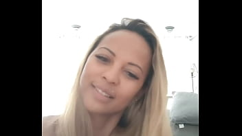 Story public joi avec une queue en main boîte de mouchoirs nécessaire