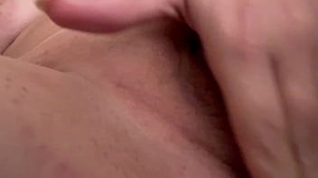 Safada bronzeada mostrando a buceta