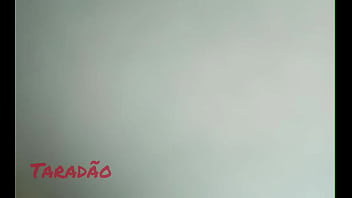 Enchendo o cu da preta de leite