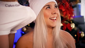 I love seducing my boyfriend's cock while others watch me do it