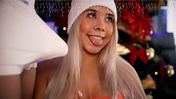 I love seducing my boyfriend's cock while others watch me do it