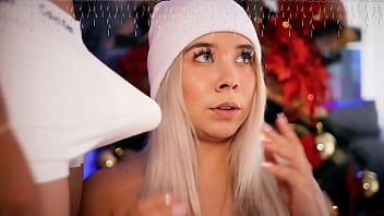 I love seducing my boyfriend's cock while others watch me do it