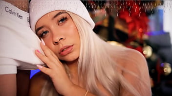 I love seducing my boyfriend's cock while others watch me do it