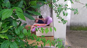 Teachers de pornoeducativo juegan en el sofa durante un rodaje