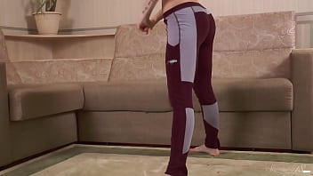 Green eyed babe catwoman has a dildo in her pink pussy