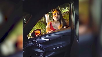 Jovencita traga semen en el coche Jovencita traga semen en el coche