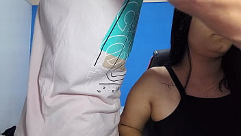 Dona de casa safada seduz o vizinho técnico