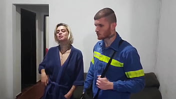 Eletricista safado come a casada depois de terminar serviço