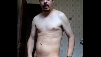 Homem sem camisa se mostrando